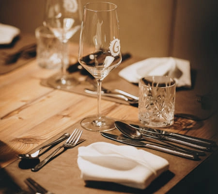 Tischgedeck im Restaurant Max Moritz mit Gläsern und Besteck