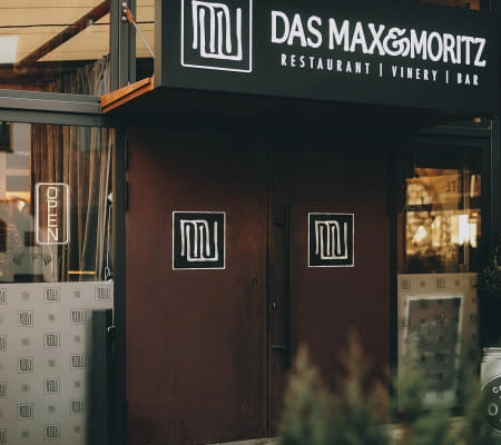 Eingang zum Restaurant Das Max & Moritz mit offenem Schild
