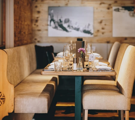 Elegantes Restaurant mit Sitzgelegenheiten und gedecktem Tisch.