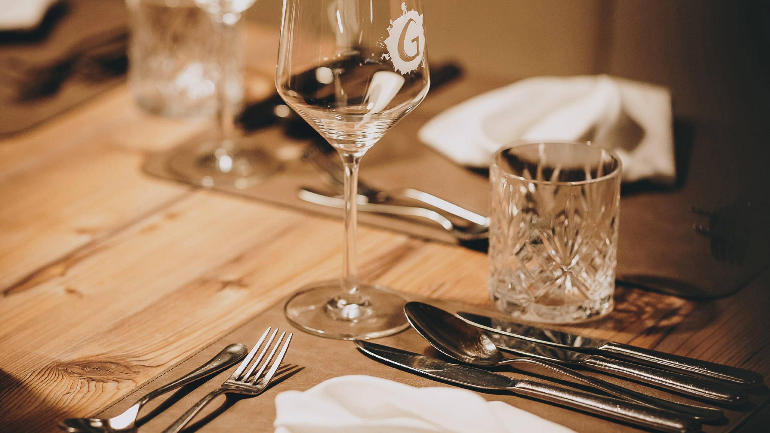 Tischgedeck im Restaurant Max Moritz mit Glas und Besteck.