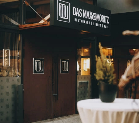 Eingang des Restaurants Max Moritz mit offenen Türen.