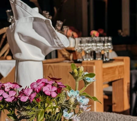 Tischdekoration mit Blumen und Gläsern in einem Speiseraum