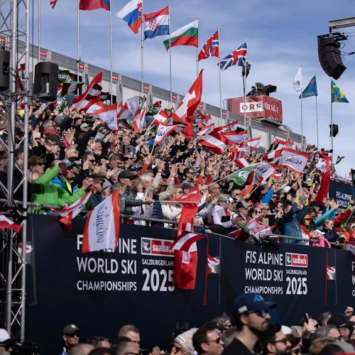Menschenmenge mit Fahnen bei den FIS Ski Weltcup Finals 2024