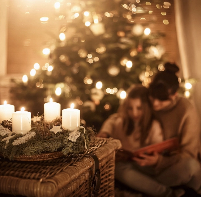Gemütliche Weihnachtsszene mit Kerzen und einem geschmückten Baum