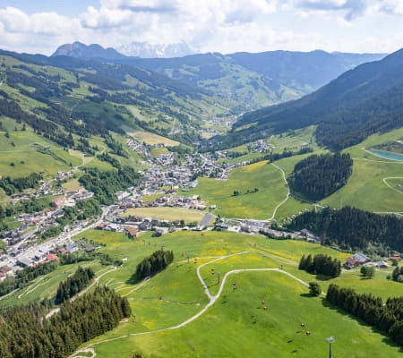 Blick auf Hinterglemm und die umliegenden Berge