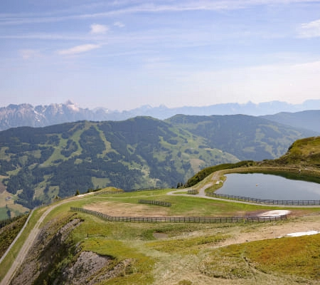 Blick auf Schattberg, Saalbach-Hinterglemm mit Berglandschaft