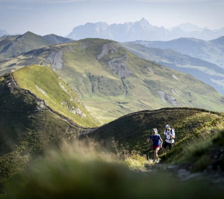 Wanderer auf einem Bergweg in Saalbach-Hinterglemm