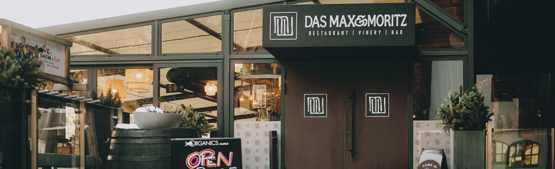 Eingang zum Restaurant Max Moritz mit offenem Schild.