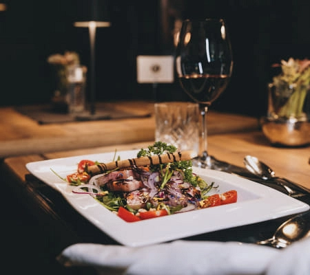 Gourmetgericht auf weißem Teller im Restaurant Gollinger