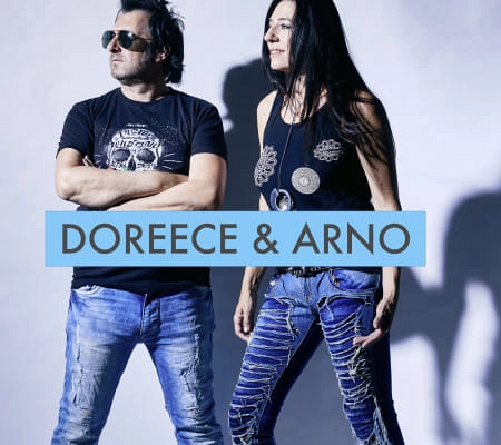 Zwei Künstler posieren zusammen, Text lautet 'DOREECE & ARNO'