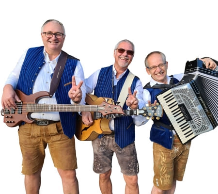 Drei Musiker halten Instrumente und lächeln in die Kamera