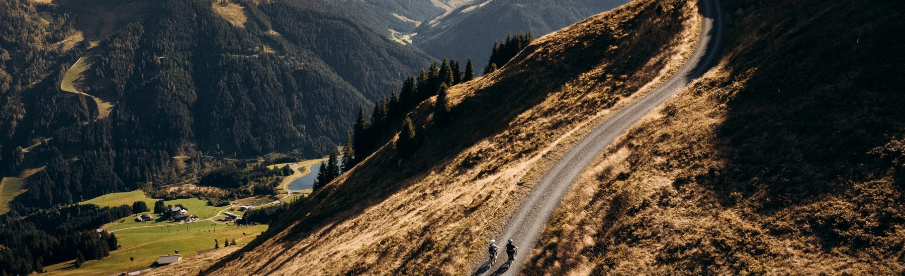 Kurvenreiche Straße in den Alpen im Sommer 2025