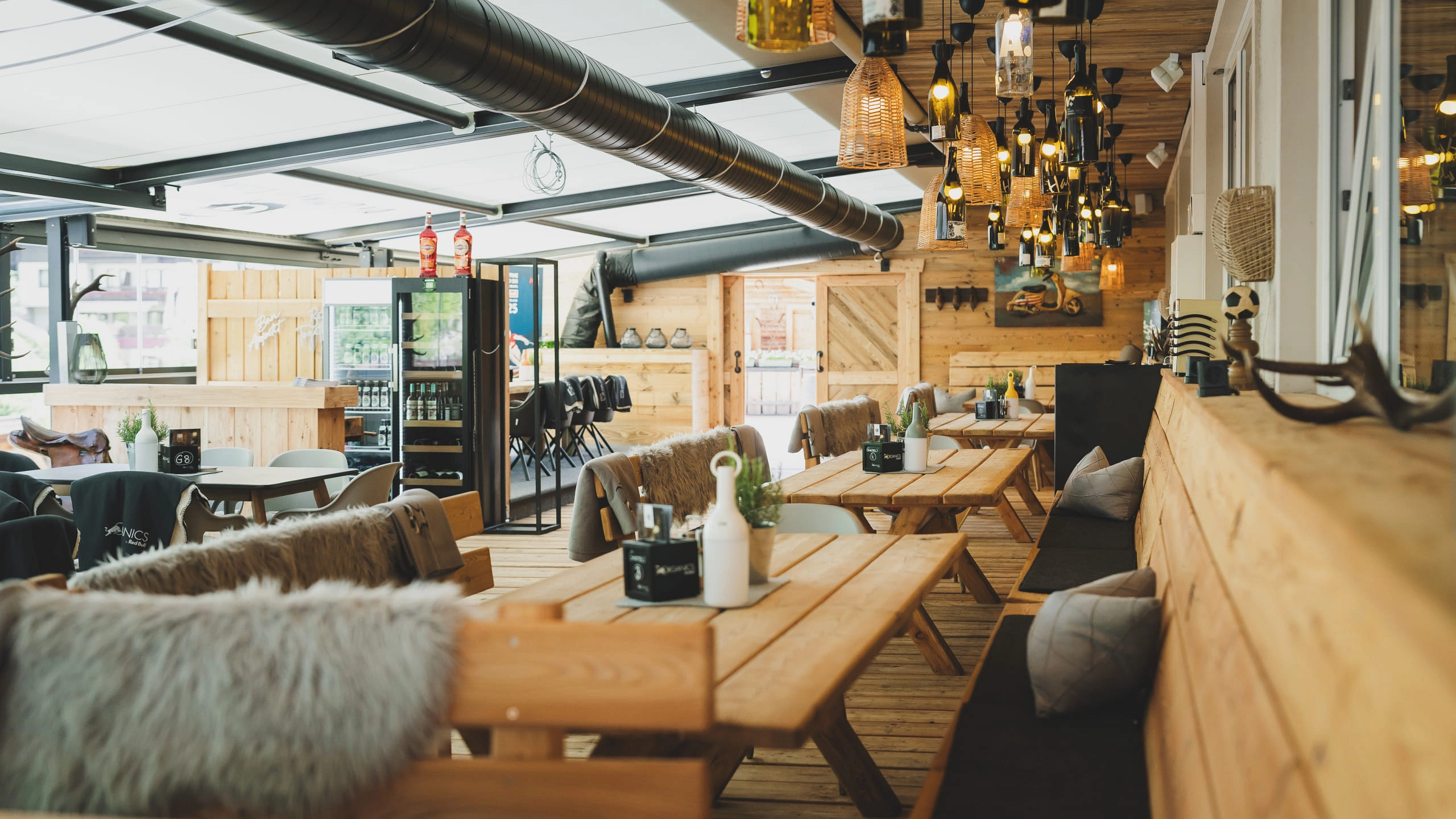 Gemütliches Café mit Holzinterieur und sanfter Beleuchtung